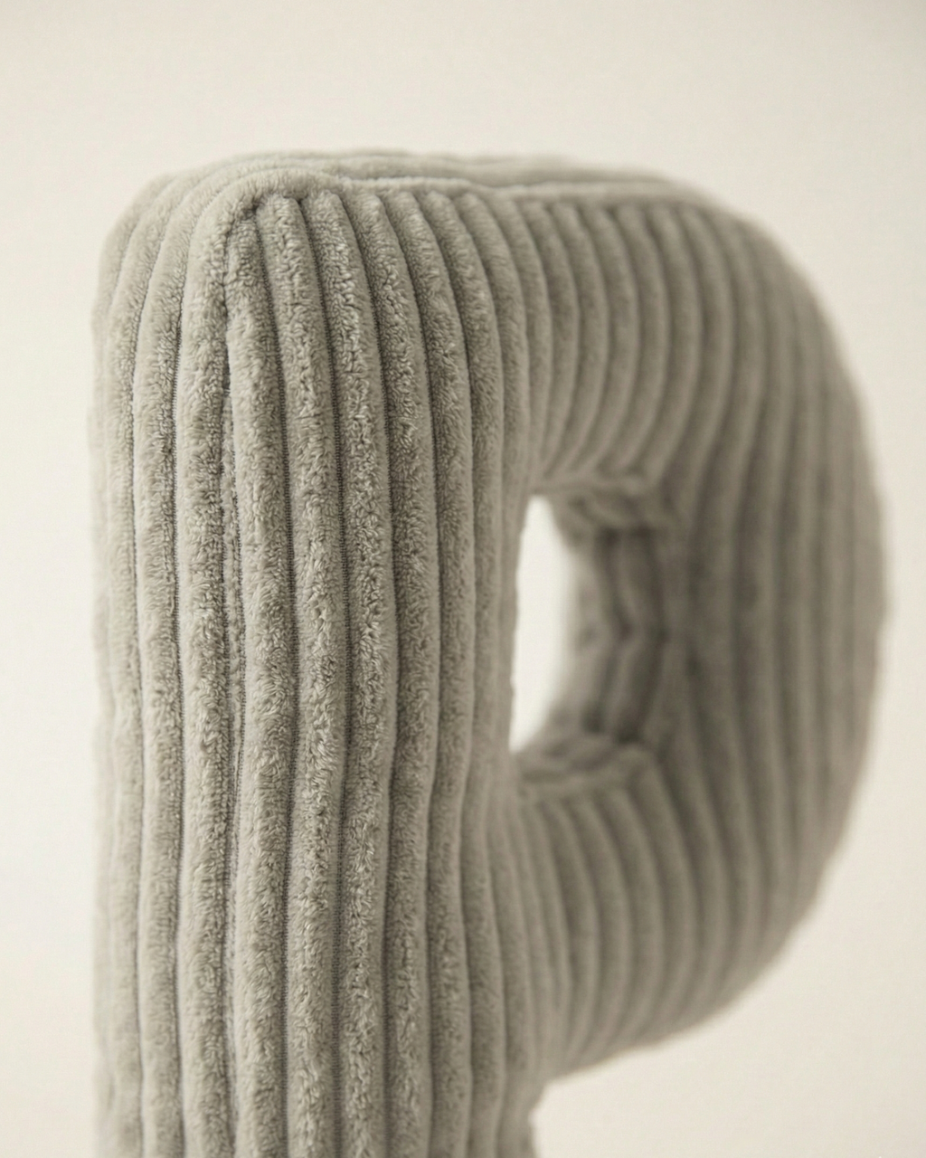 Design Buchstaben-Kissen „P“